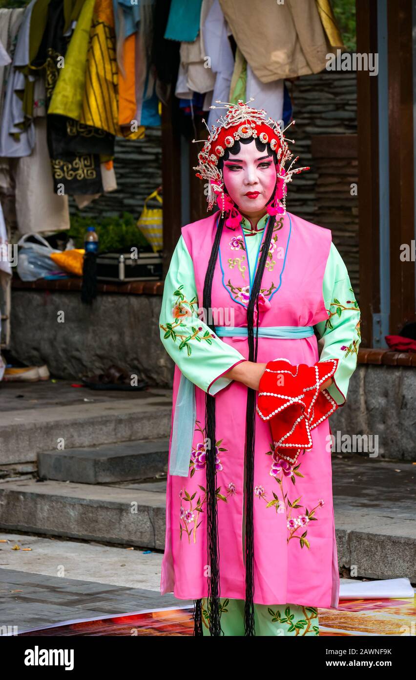 Uomo che esegue l'opera all'aperto di Pechino in costumi colorati, quartiere Xi Cheng Hutong, Pechino, Cina Foto Stock