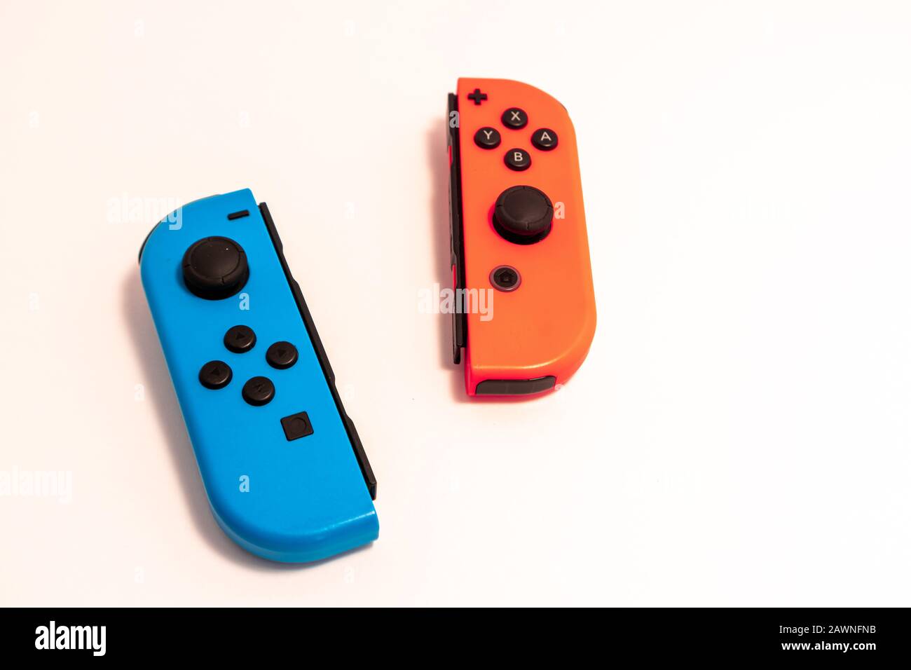 Un paio di controller Nintendo Joy-con su bianco solido, il componente più spesso criticato del altrimenti riuscito Nintendo Switch video gioco syst Foto Stock
