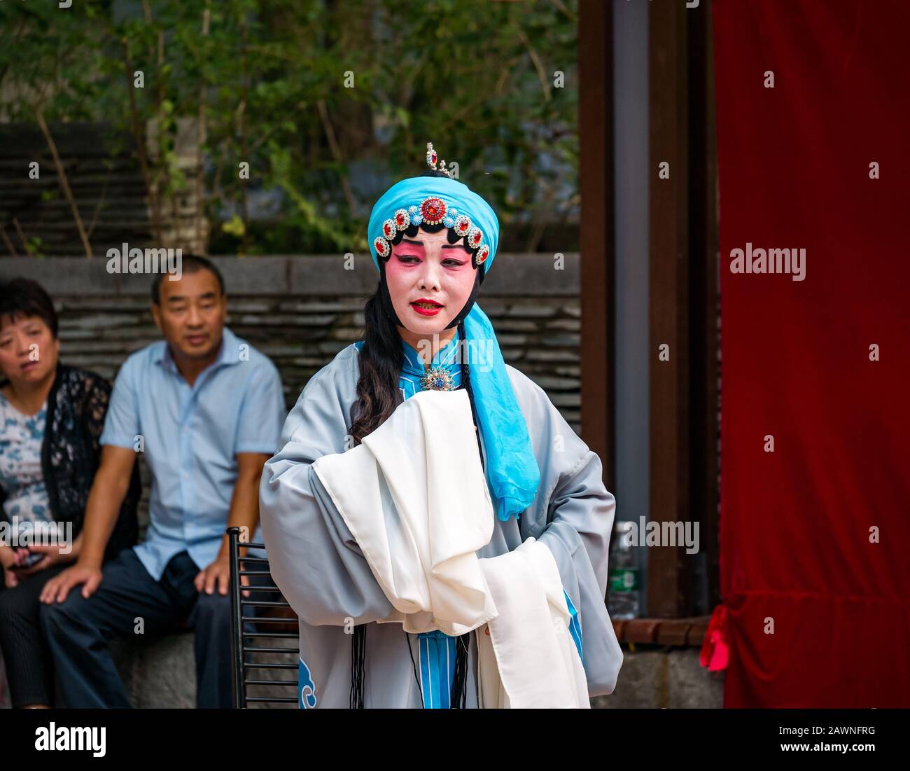 Uomini che eseguono l'opera all'aperto di Pechino in costumi colorati, quartiere Xi Cheng Hutong, Pechino, Cina Foto Stock