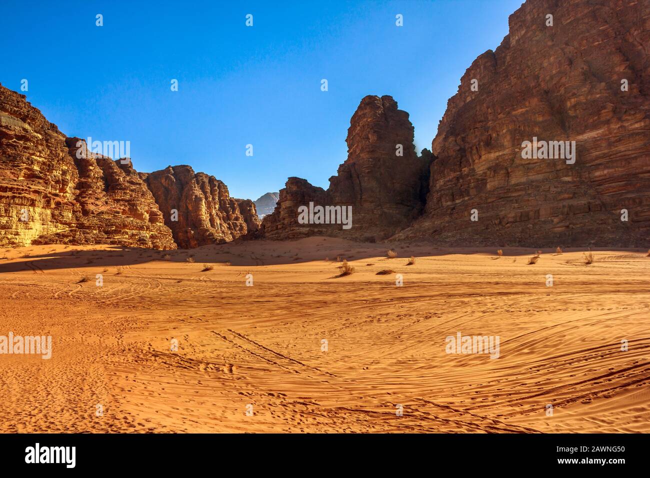 Il deserto di Wadi Rum e la Valle della Luna al tramonto nella Giordania meridionale. Popolare destinazione turistica per spettacolari rocce di arenaria e granito. Antenna Foto Stock