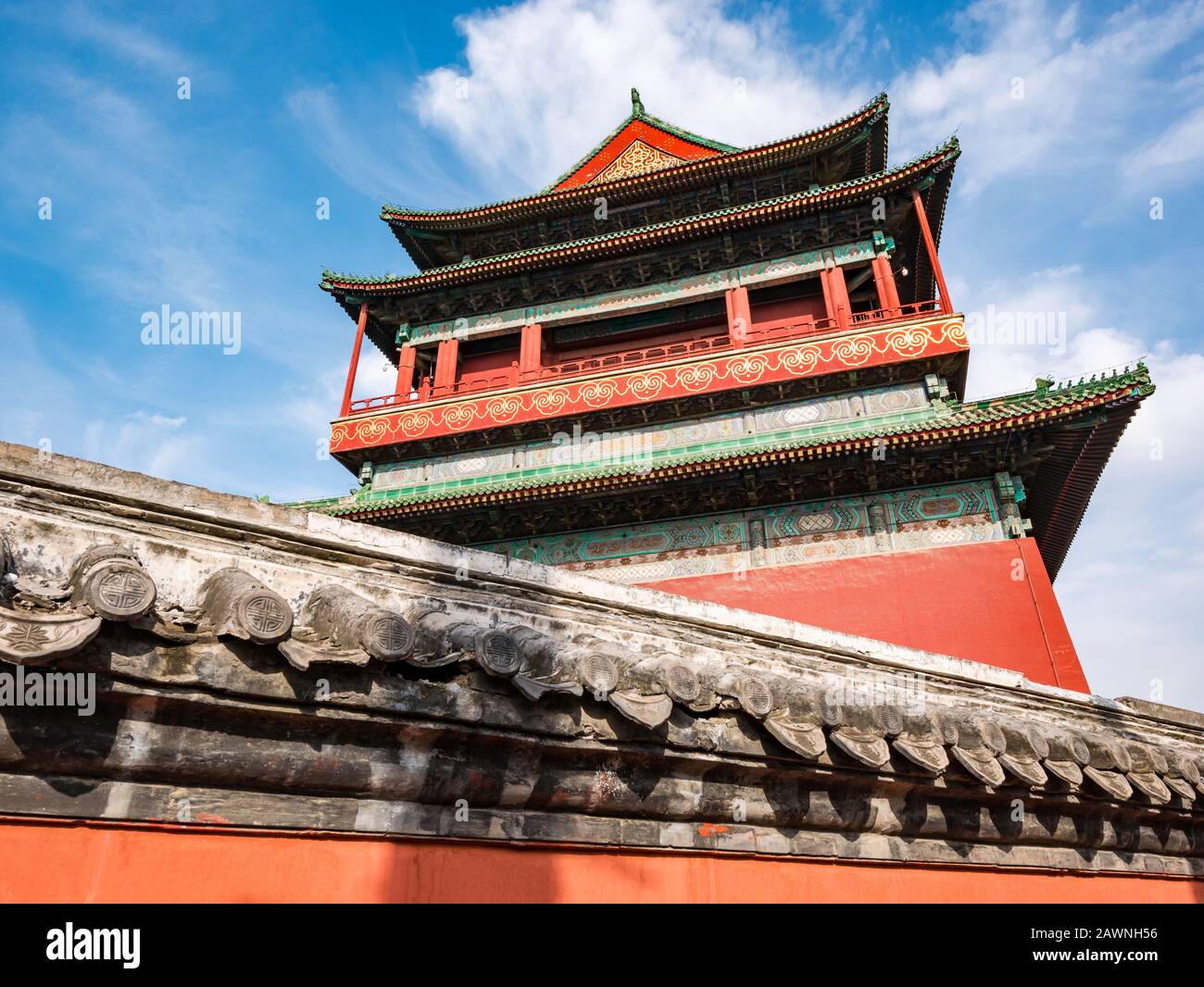 Torre del tamburo o Gulou contro il cielo blu, Pechino, Cina, Asia Foto Stock