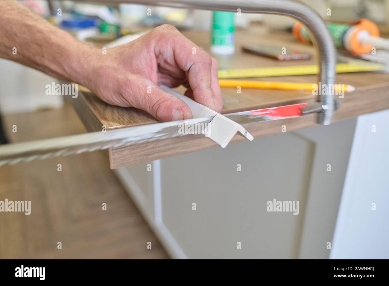 Riparazione in casa, installazione e taglio di angoli in legno verniciato Foto Stock