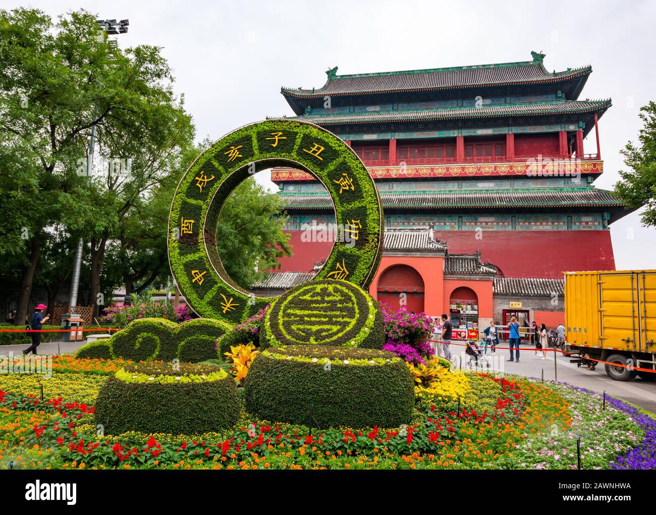 Torre del tamburo o Gulou con esposizione floreale, Pechino, Cina, Asia Foto Stock
