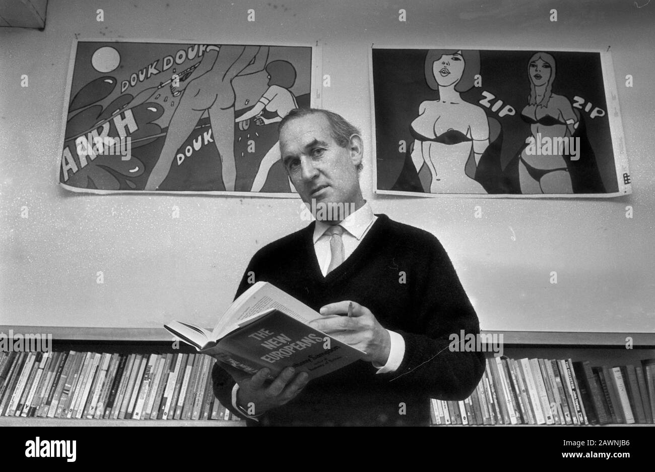 Anthony Sampson è stato uno scrittore e giornalista britannico fotografato nella sua allora casa in Holland Park, Londra ovest. HES il libro più famoso, Anatomy of Britain, è stato pubblicato nel 1962 Foto Stock