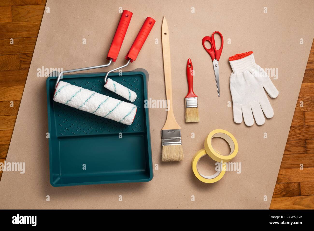 Kit di utensili per lavori di verniciatura: Rulli e vassoio di verniciatura, spazzola e pennello a lunga manipolazione, nastro adesivo, guanti, forbici Foto Stock