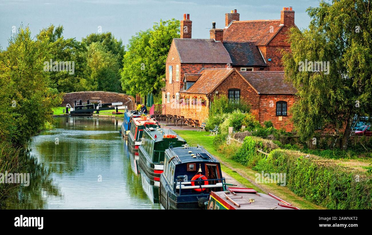 The Dog and Doublet Pub sul canale di Birmingham e Fazeley a Bodymoor Heath Foto Stock