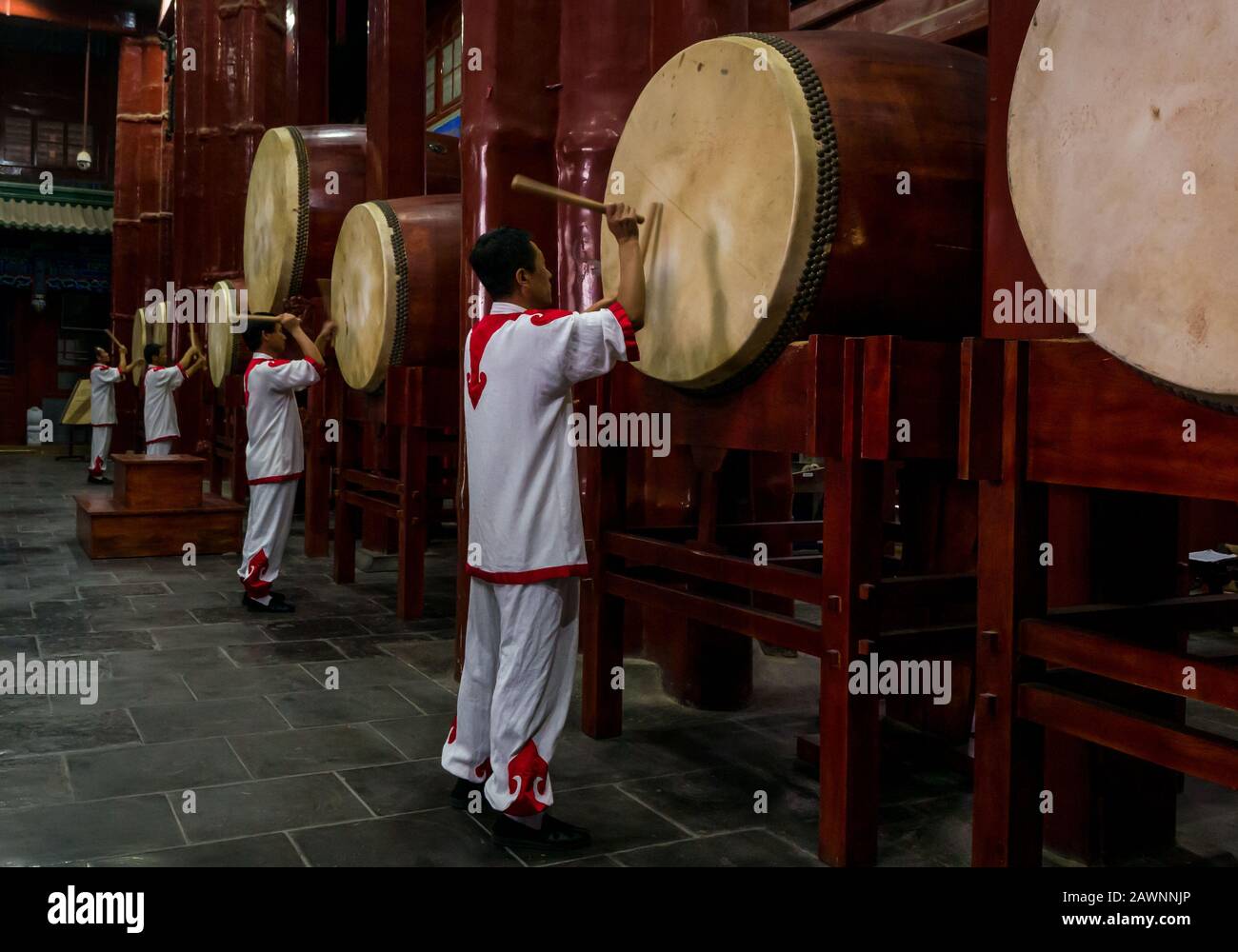 Tamburi che battono tamburi all'interno della Torre Del Tamburo o Gulou, Pechino, Cina, Asia Foto Stock