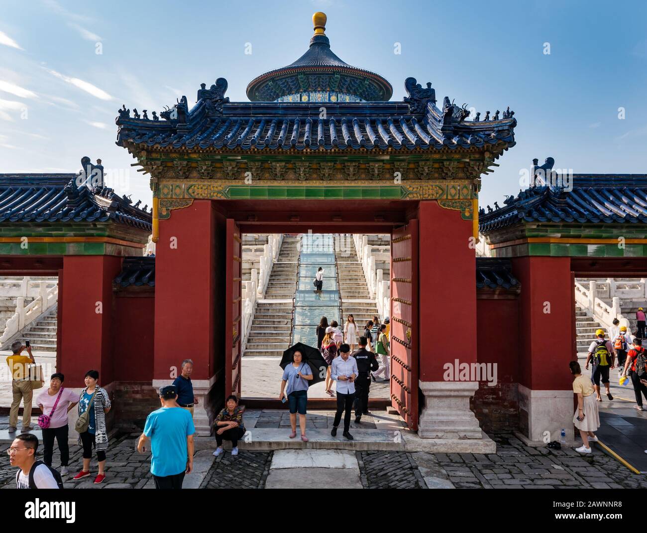 I turisti all'ingresso della Sala di preghiera per I Buoni Raccolti, il complesso del Tempio del Paradiso, Pechino, Cina, Asia Foto Stock