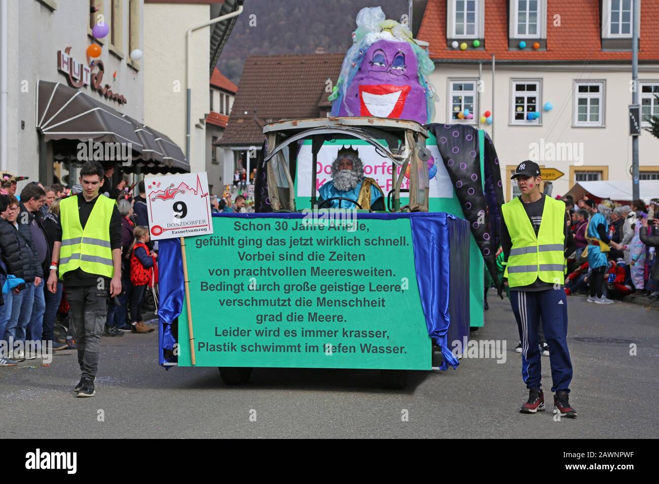 Donzdorf, Germania - 03 marzo 2019: Tradizionale processione festosa di carnevale Foto Stock