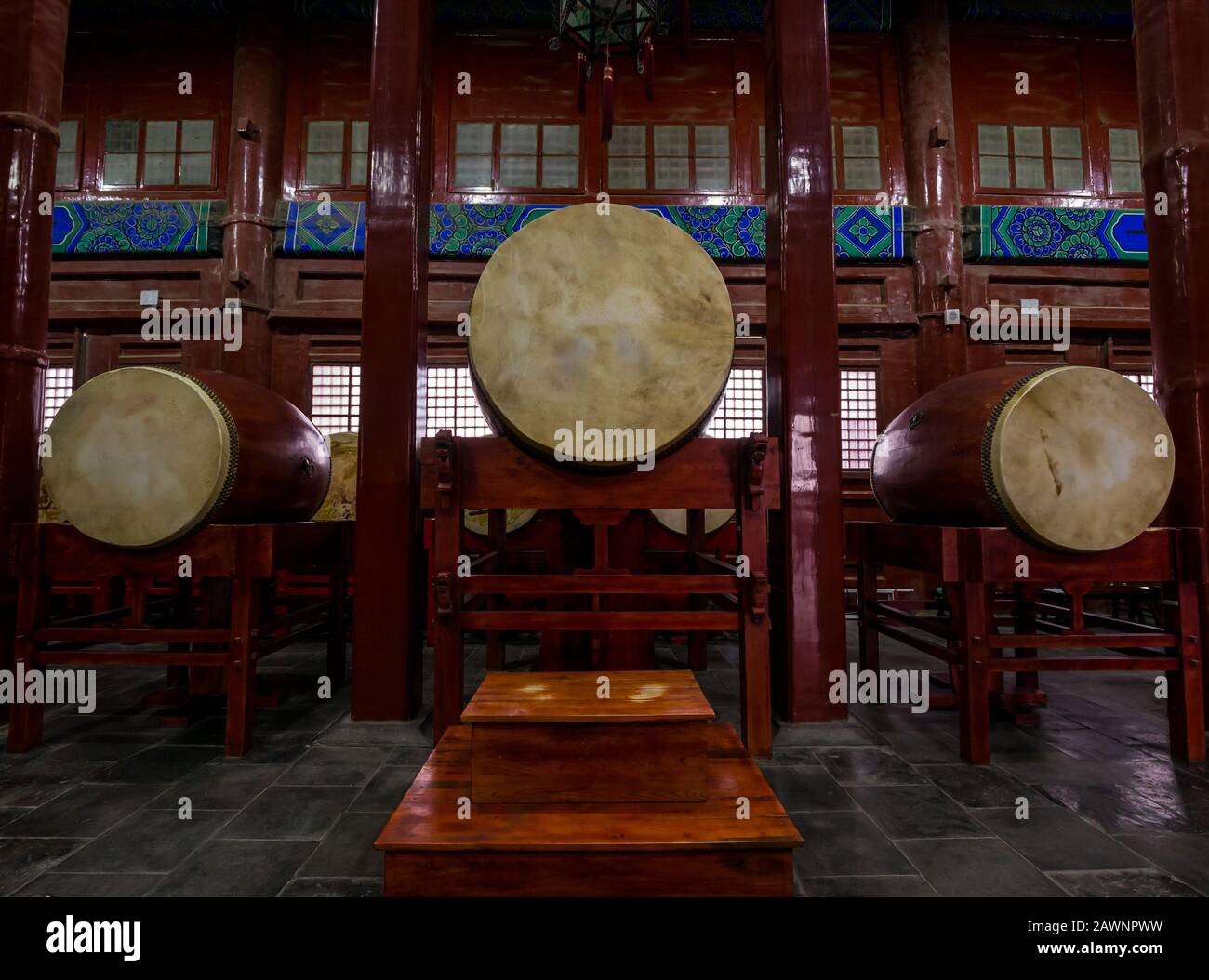 Interno della Torre del tamburo o Gulou, Pechino, Cina, Asia con tamburi grandi Foto Stock