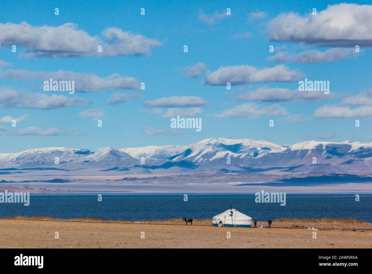 Yurt sulla riva del lago Tolbo nuur Mongolia nuvole innevate montagne Foto Stock