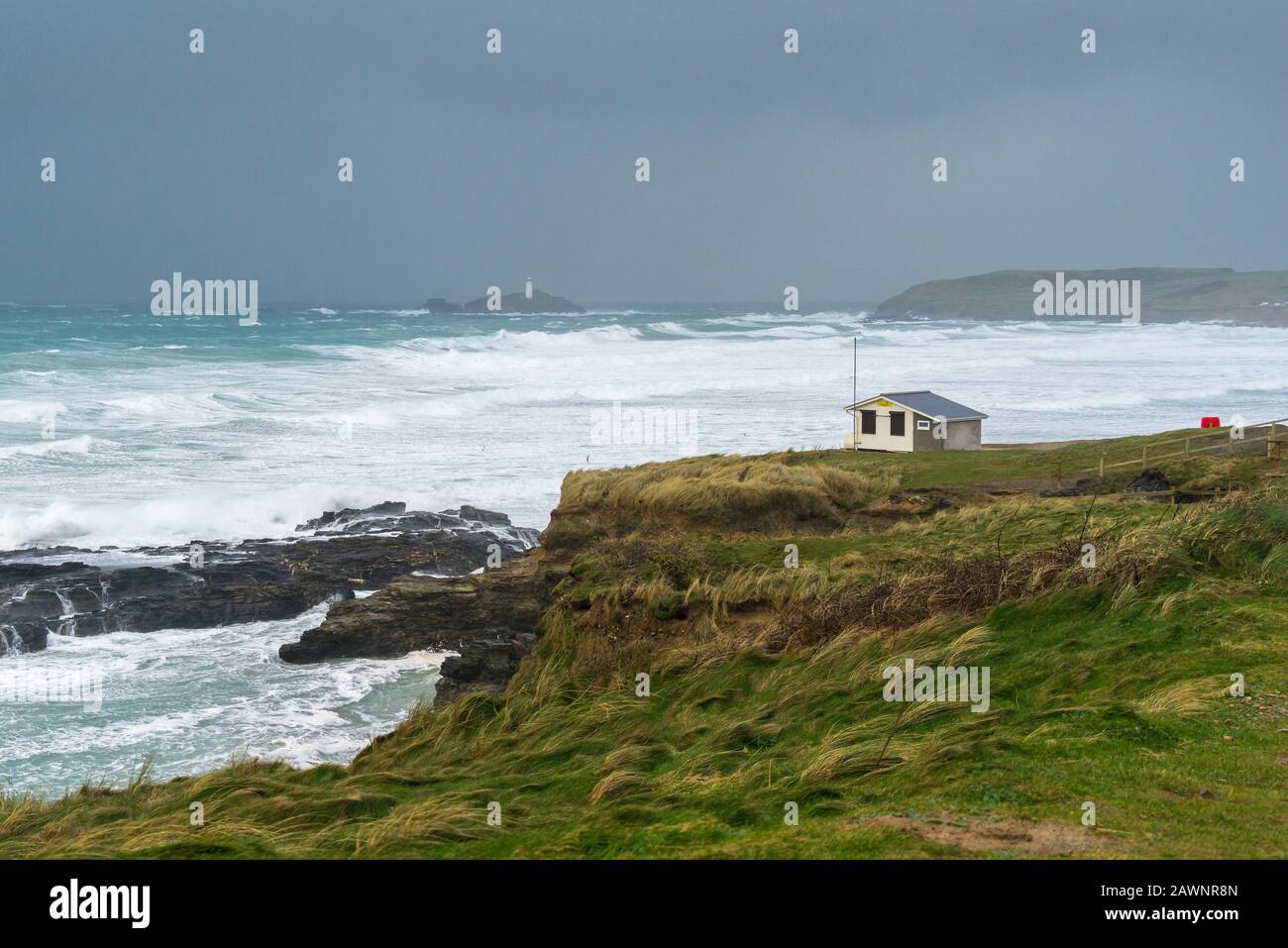 Inverni tempesta a Gwinain con Godrevy in lontananza Cornwall Inghilterra Regno Unito Europa Foto Stock