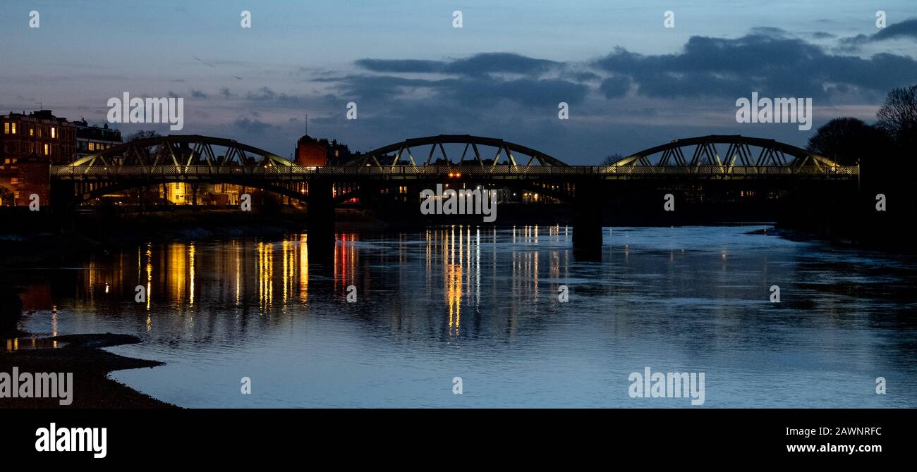 Barnes Railway Bridge nella zona ovest di Londra UK, una struttura di grado II, fotografata durante l'ora blu in una fredda e chiara serata invernale. Foto Stock