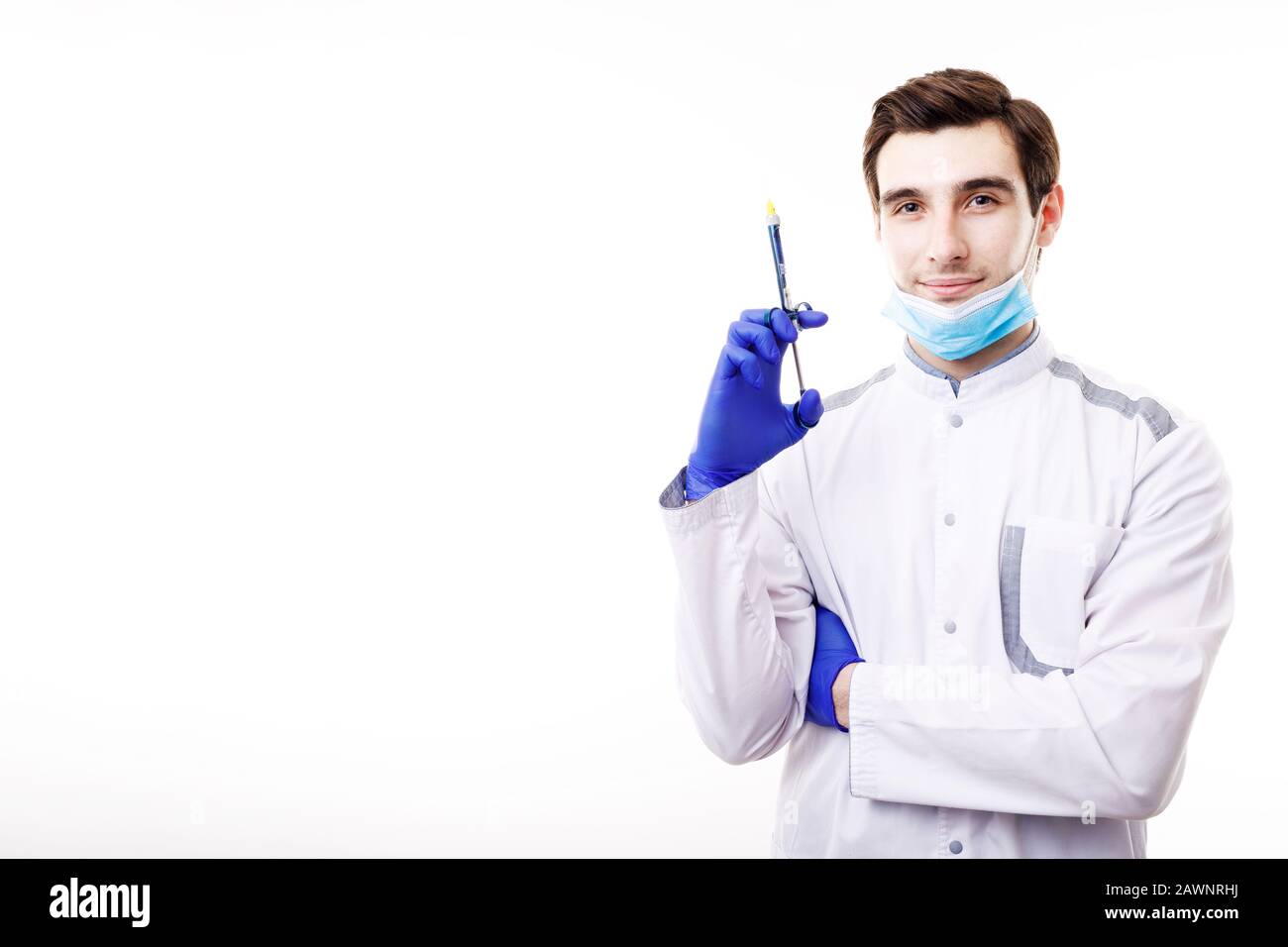 Bel Giovane Medico In Bianco Sfrega Con Una Siringa Foto Stock