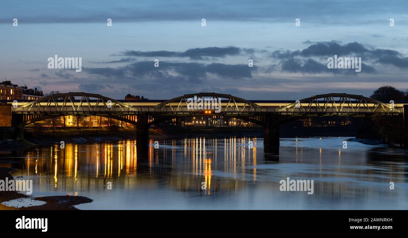 Barnes Railway Bridge nella zona ovest di Londra UK, una struttura di grado II, fotografata durante l'ora blu in una fredda e chiara serata invernale. Foto Stock