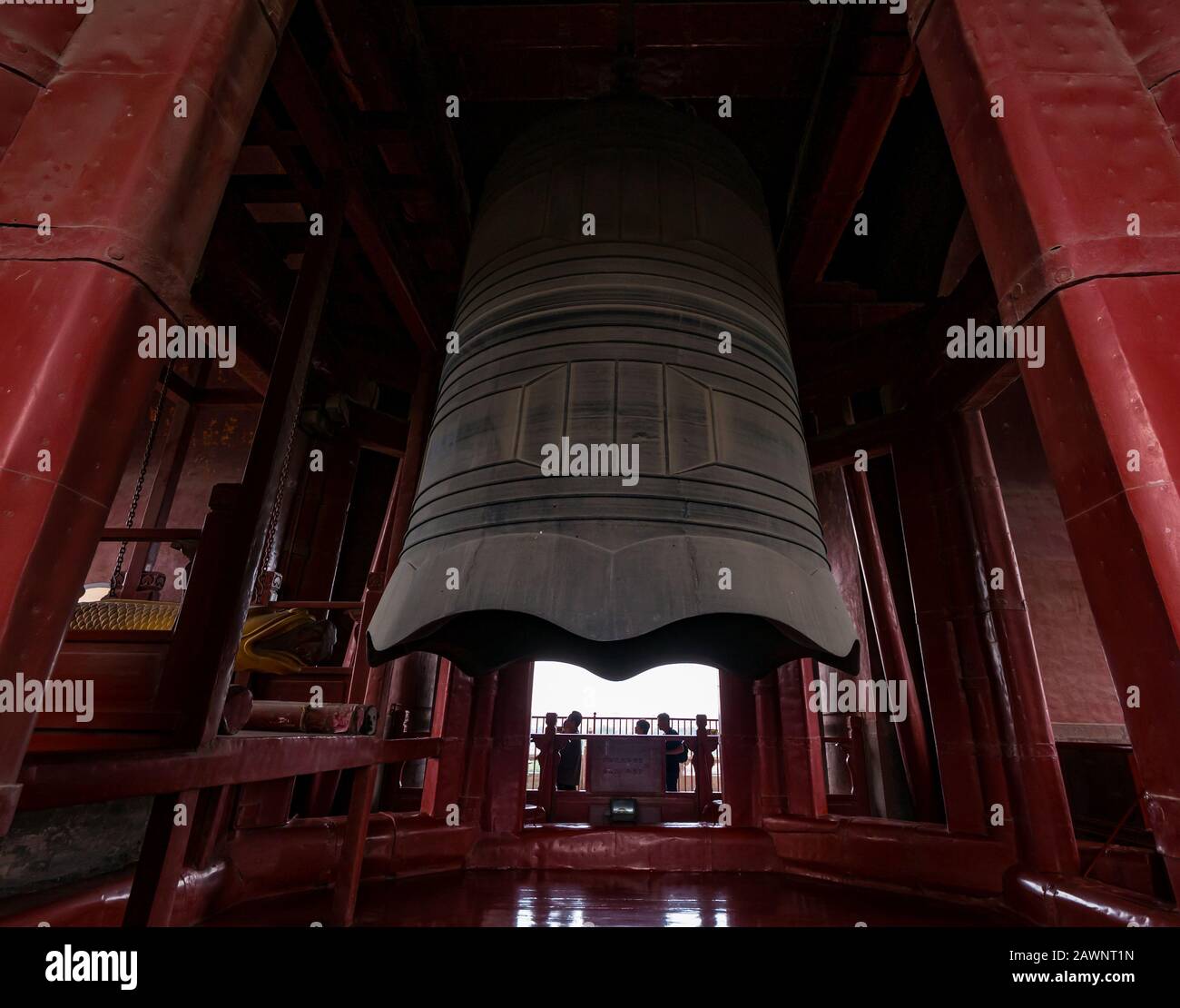 Massiccia campana di bronzo nel Campanile o Zhonglou, Hutong District, Pechino, Cina, Asia Foto Stock