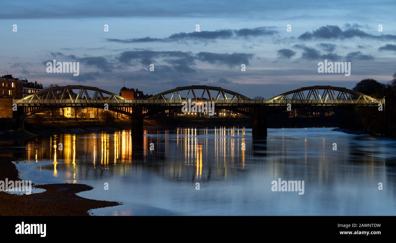 Barnes Railway Bridge nella zona ovest di Londra UK, una struttura di grado II, fotografata durante l'ora blu in una fredda e chiara serata invernale. Foto Stock
