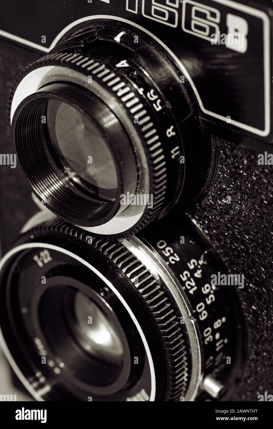 Vista ravvicinata di Lubitel 166B, macchina fotografica d'epoca realizzata in URSS. Foto Stock