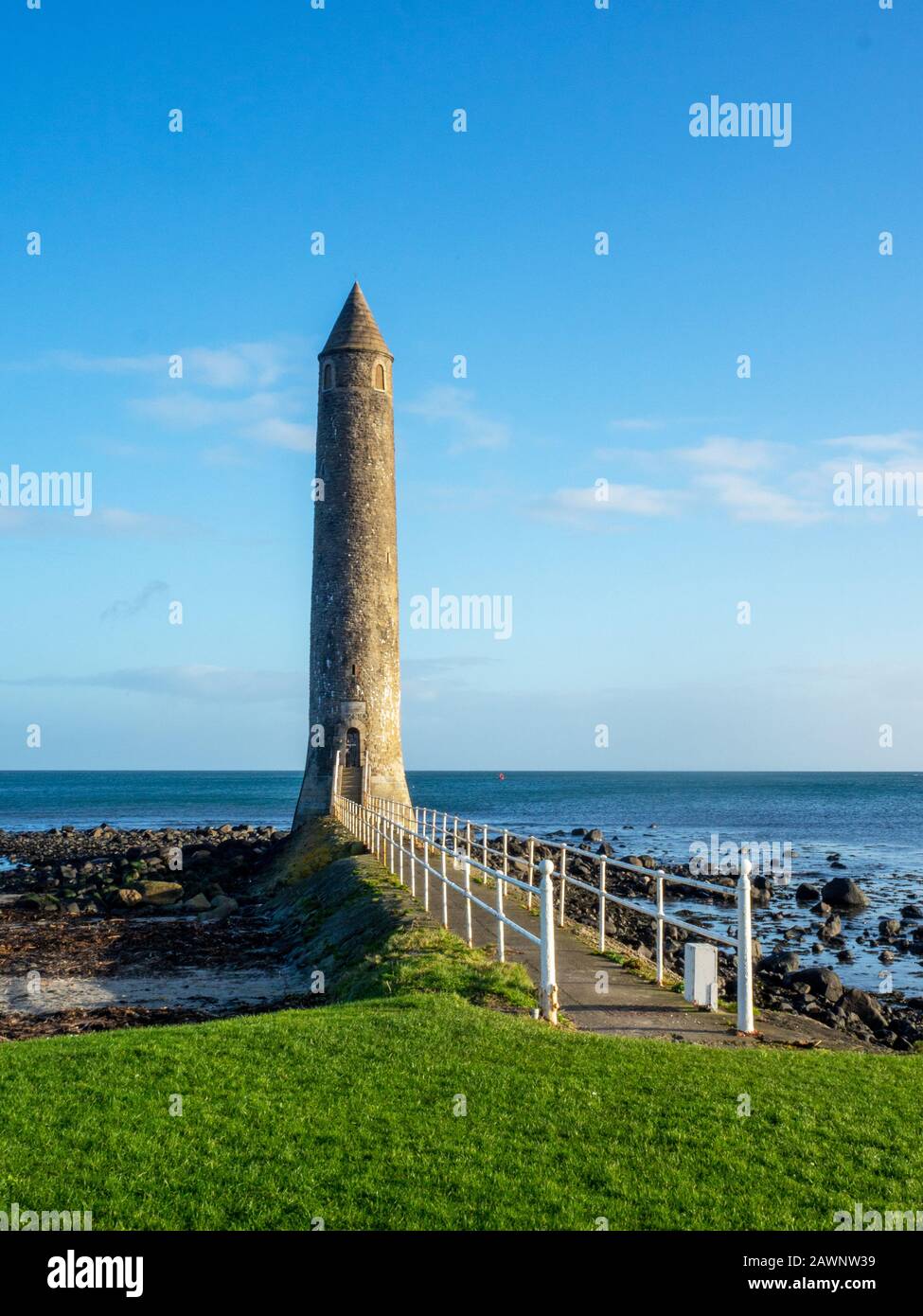 Chain Memorial Tower a Larne, vicino a Belfast, Irlanda del Nord, Regno Unito, all'alba Foto Stock