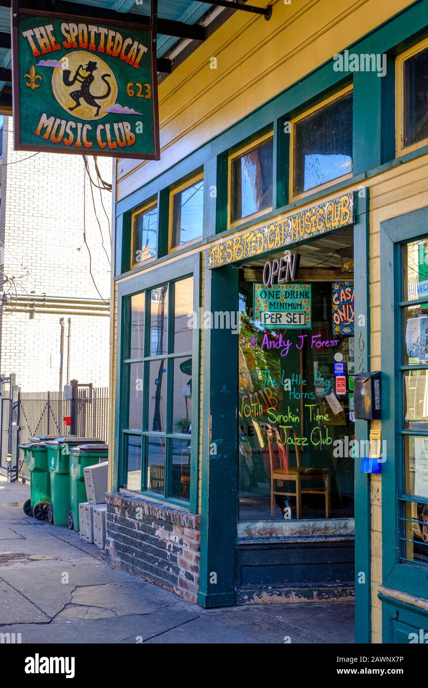 The Spotted Cat Music Club in Frenchmen Street, locale di musica jazz, Marigny, New Orleans, Louisiana Foto Stock
