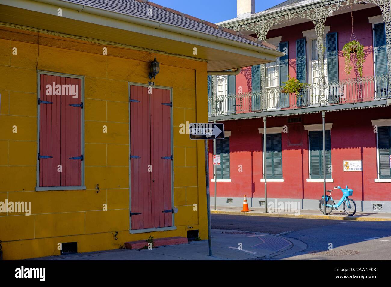 Inn in St Peter, angolo tra St Peter St e Burgundy St, case coloniali colorate, porte finestre New Orleans French Quarter New Orleans, Louisiana USA Foto Stock