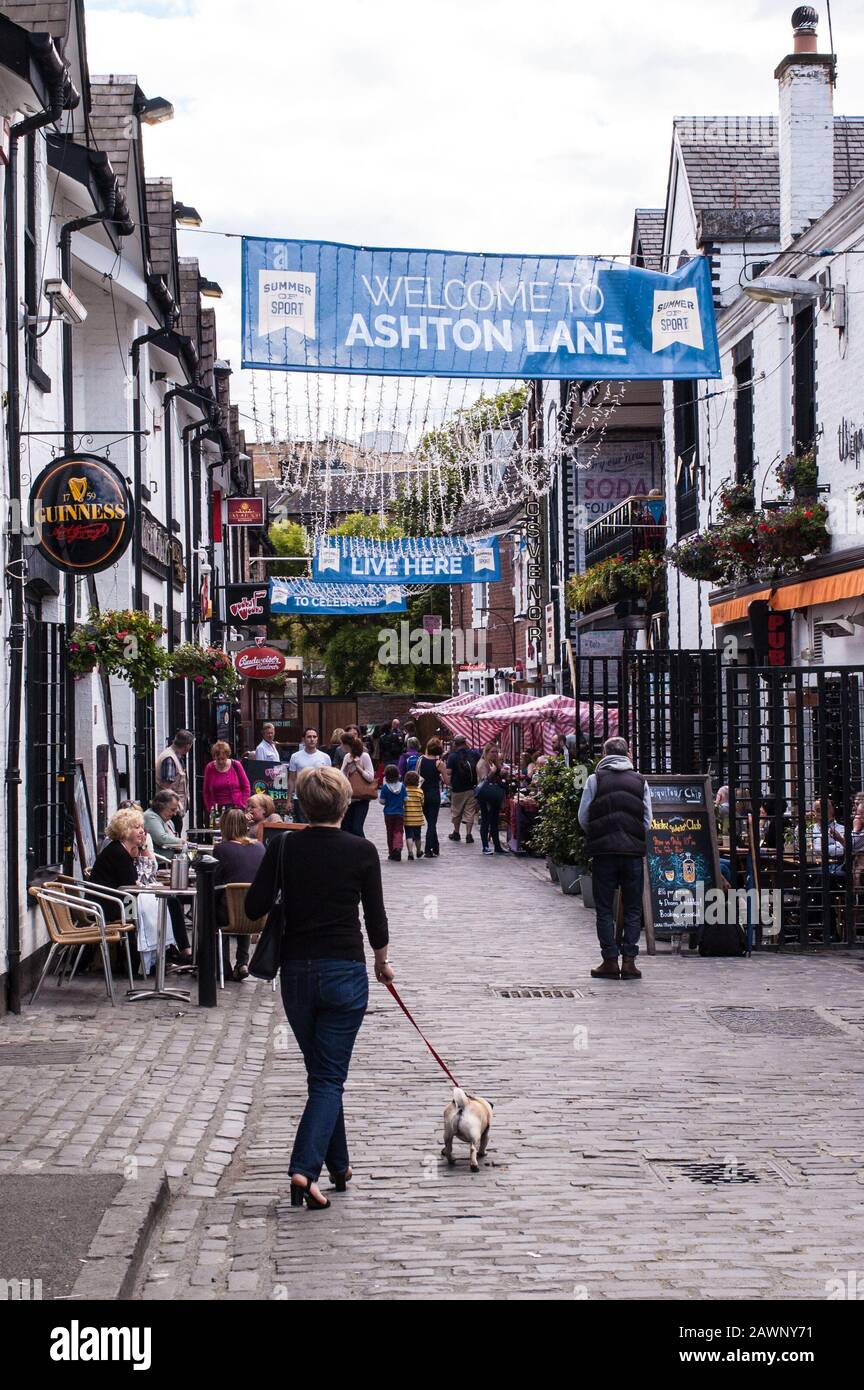 Glasgow, Regno Unito – Giugno 2014: Vista di Ashton Lane, una stradina acciottolata nel West End di Glasgow, ricca di pub e ristoranti. Foto Stock