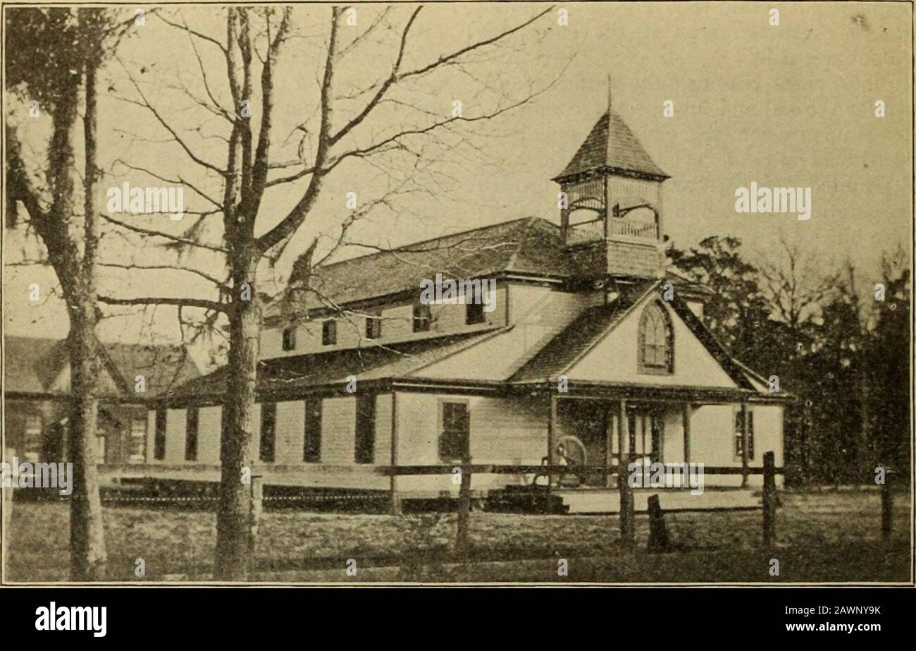 Chiesa in patria e All'Estero, Il (gennaio-giugno 1896) ross, sormontato da una stella, il dono del mio sonArthur, per rappresentare la nascita e la morte, l'incar-nazione e la crocifissione di nostro Signore, per noi. Il nostro tempio è piacevolmente confortevole, e dimostra di essere attraente, ben riempito anche su WinterSabaths. Nella parte posteriore, che conduce dal pulpito, sala pastori isthe, e sala sessione, e 100 feetbeyond che si vede la nostra cappella scuola-casa, whichwe occupato per due anni. Abbiamo un debito di 110 dollari, metà da pagare quest'anno, e mezzo l'anno prossimo, il Consiglio di Amministrazione dei Diaconi che si fanno securityfor IT, in modo da alleviare t Foto Stock