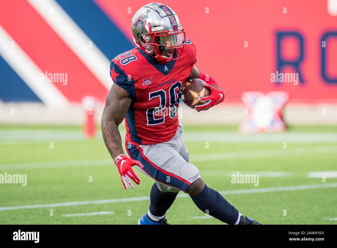 Houston, Texas, Stati Uniti. 8th Feb, 2020. Houston Roughnecks che corre indietro James Butler (28) restituisce un calcio durante il 1st trimestre di una partita di calcio XFL tra LA Wildcats E Houston Roughnecks al TDECU Stadium di Houston, TX. I Roughnecks hanno vinto il gioco da 37 a 17.Trask Smith/CSM/Alamy Live News Foto Stock
