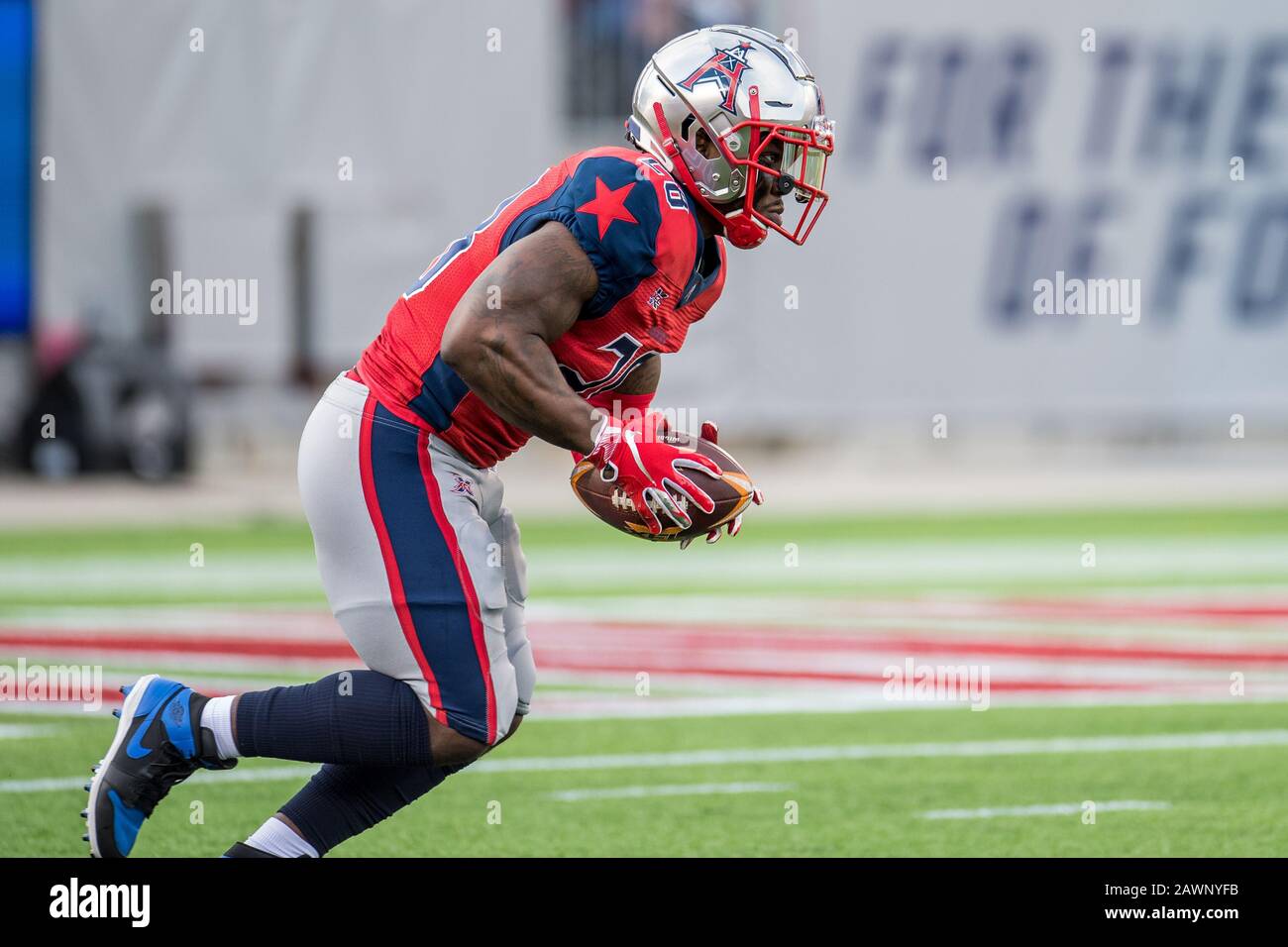 Houston, Texas, Stati Uniti. 8th Feb, 2020. Houston Roughnecks che corre indietro James Butler (28) restituisce un calcio durante il 1st trimestre di una partita di calcio XFL tra LA Wildcats E Houston Roughnecks al TDECU Stadium di Houston, TX. I Roughnecks hanno vinto il gioco da 37 a 17.Trask Smith/CSM/Alamy Live News Foto Stock