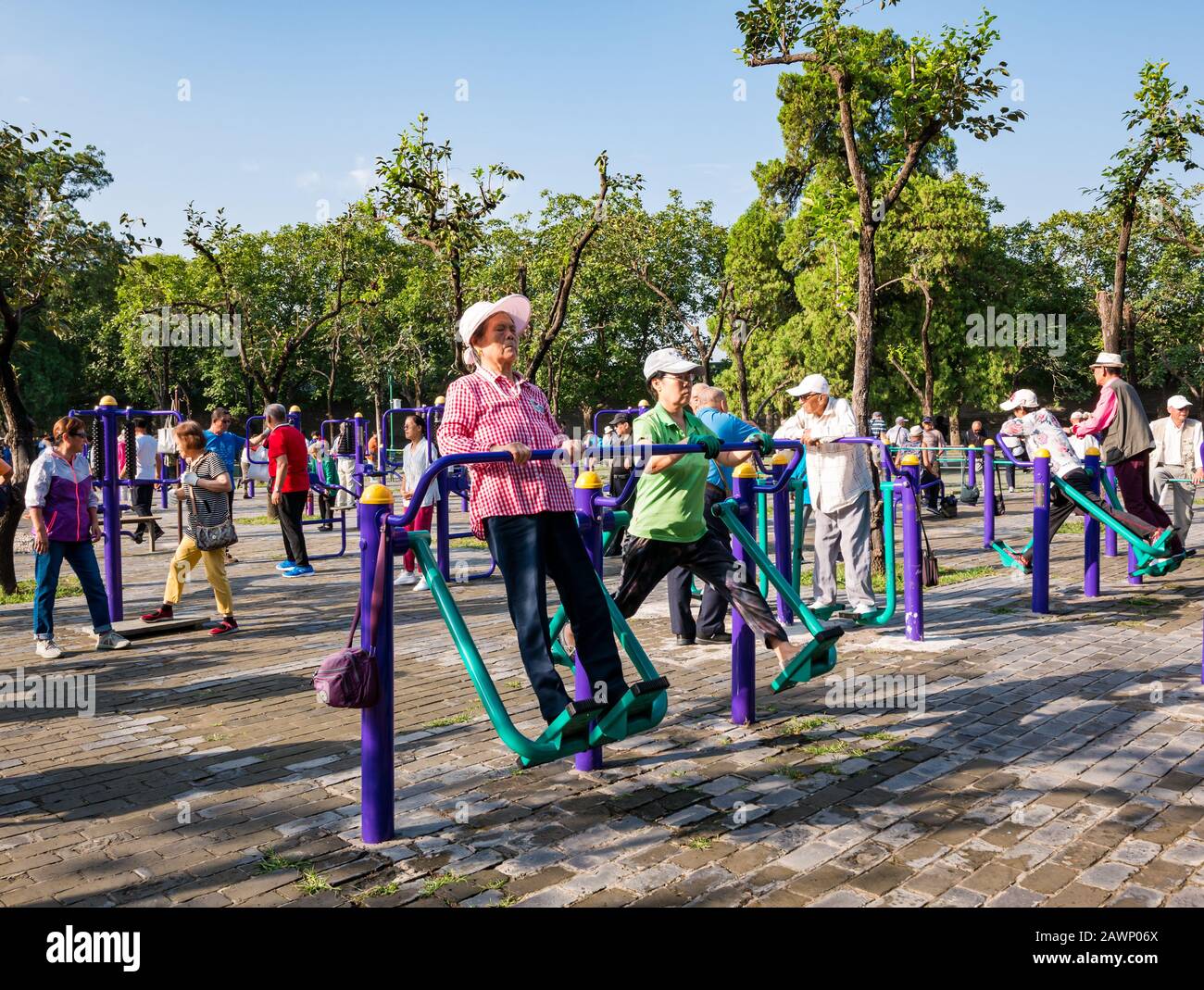 Donne anziane cinesi che si allenano in palestra all'aperto, Tiantan Park, Pechino, Cina, Asia Foto Stock