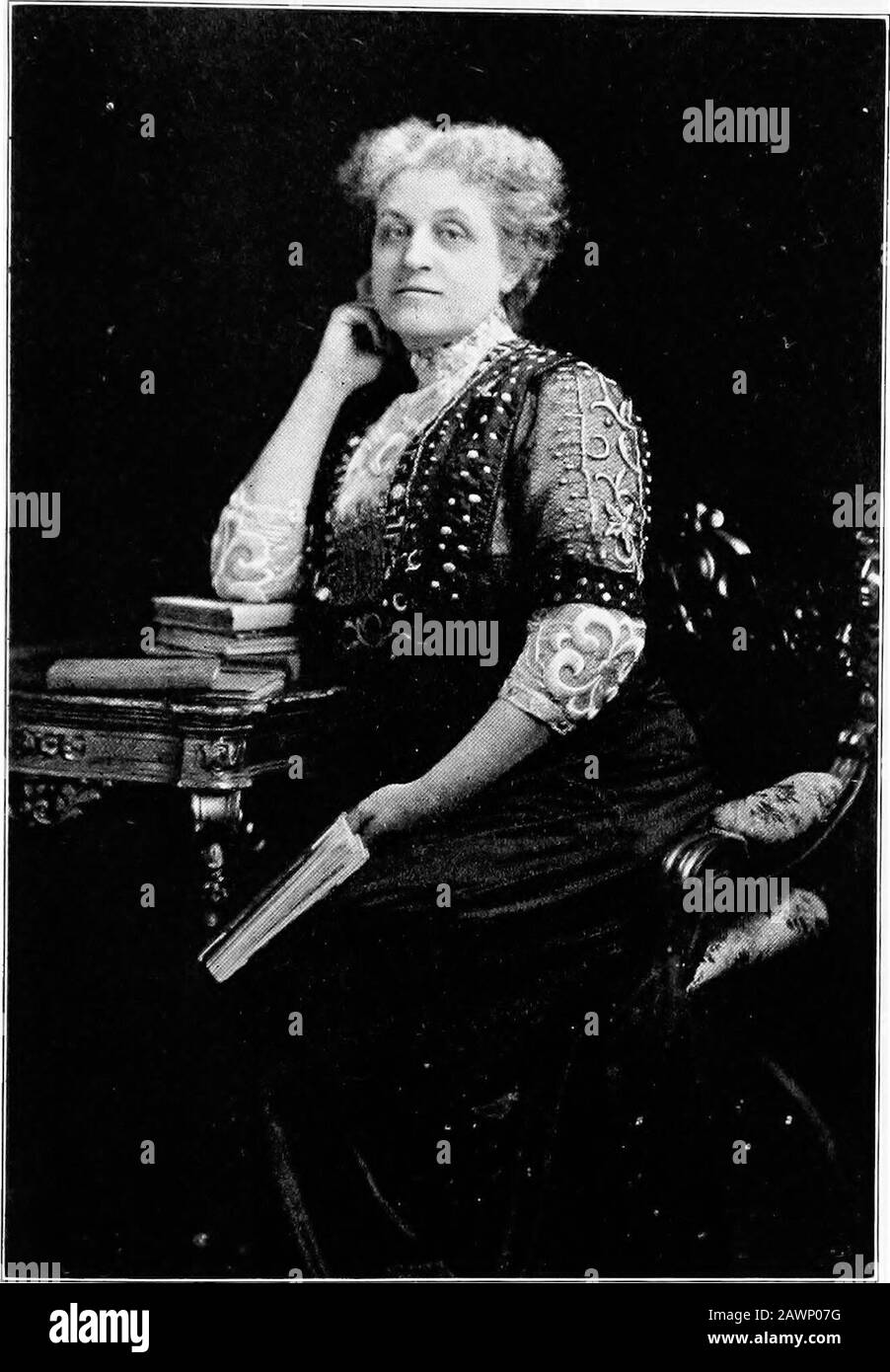 Biblioteca del cittadino femminile : un corso sistematico di lettura in preparazione della cittadinanza più grande . Napoleone, in quell'ottica, poco oppor-tunità per le donne francesi a fomentare una ribellione. Il marito IFA ha ucciso sua moglie per aver commesso adulterio, l'omicidio è stato eccitabile. D'altra parte, la madre illecita non poteva presentare un'azione di paternità. * Yetin la Rivoluzione del 1830 e di nuovo in quella del 1848, molti uomini e donne sono nati per predicare la dottrina di una parità di diritti per le donne. George Sand vasone dei sostenitori più cospicui. Il Republicof 1870 è stato fatto appello a un gruppo influente toextend suffrag Foto Stock