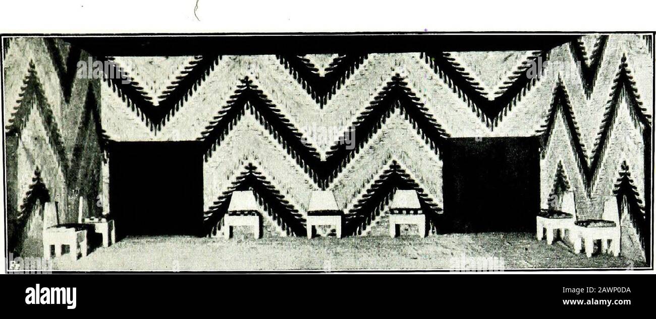 Il nuovo spirito nel dramma & arte. E orizzonte, mentre un tratto semplice di velvetgrass sarà avvolto nella meraviglia di soft moonlight. L'effetto desiderato, se affascinante fantastico o weirdlydramic, è raggiunto dall'impiego di quattro moderninnovations, vale a dire, la fase girevole, Il tondo o concaveHorizon formato da una parete di cemento bianco che avvolge il palcoscenico, il nuovo sistema di illuminazione a orizzonte e a centro-palcoscenico, e l'uso di un palcoscenico completamente sgomberato di scenario di tela convenzionale. Il primo offre una soluzione al problema di cambiamenti rapidi, gestione rapida delle scene, e ACT-Division. Foto Stock