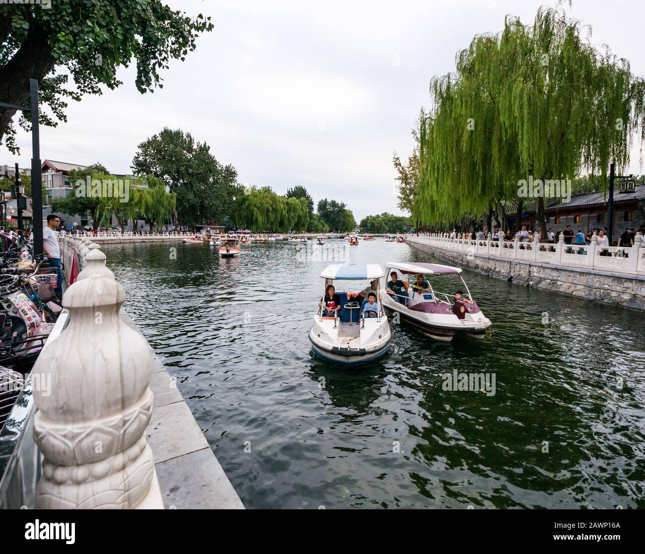 Pedalò sul Lago Imperiale di Houhai al tramonto, quartiere Xi Cheng Hutong, Pechino, Cina, Asia Foto Stock