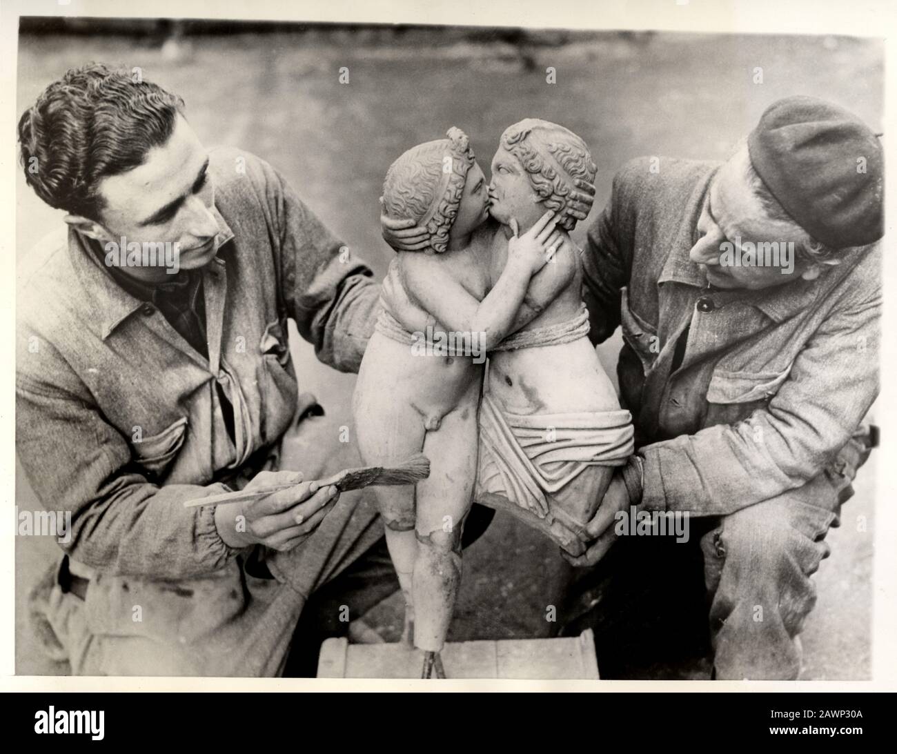 1939 , 10 marzo , OSTIA ANTICA , ROMA, ITALIA : Dopo 2200 anni Trovò un bacio in marmo . Gli operai stanno portando alla luce nell'antica città italiana di OST Foto Stock