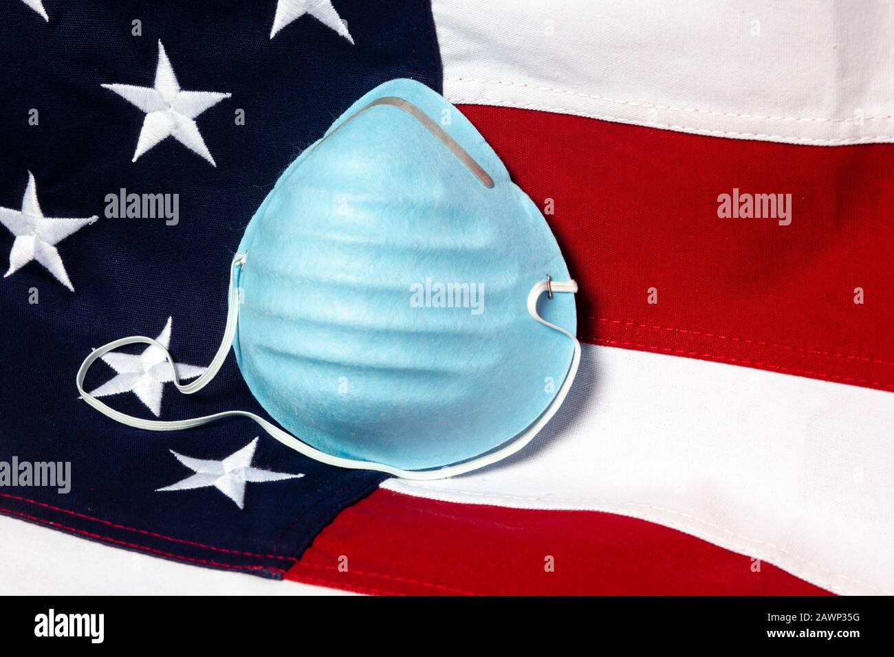 Primo piano di una maschera respiratoria con la bandiera USA sullo sfondo Foto Stock