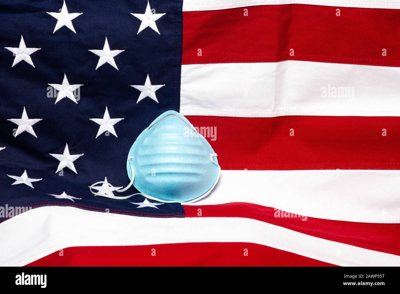Maschera respiratoria con bandiera USA sullo sfondo Foto Stock