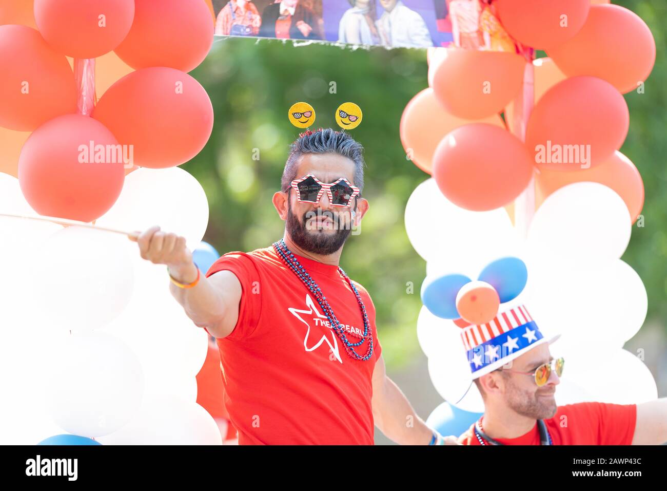 Arlington, Texas, USA - 4 luglio 2019: Arlington 4th di luglio Parade, La Gente che promuove il teatro Arlington, alla parata Foto Stock