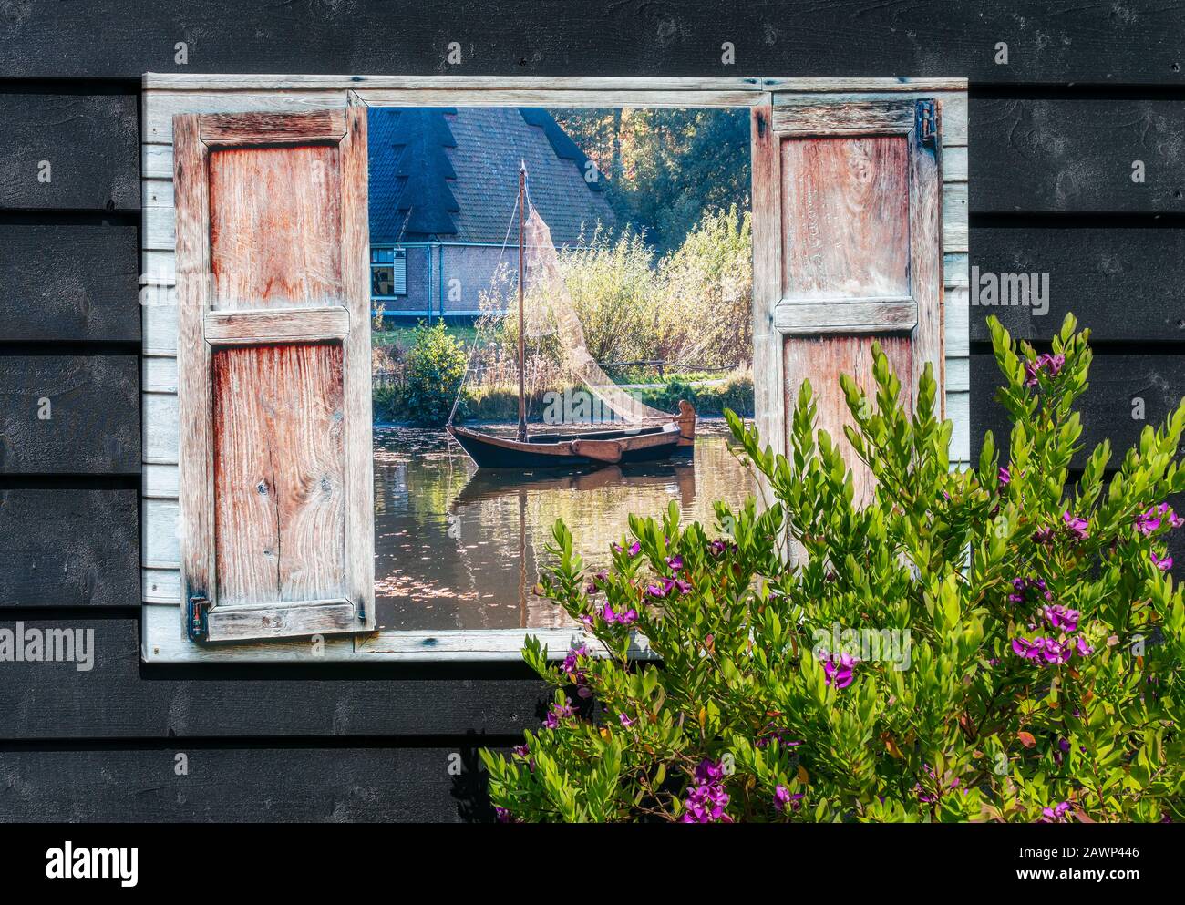 Finestra dipinta su un capannone giardino a Marken, Paesi Bassi Foto Stock