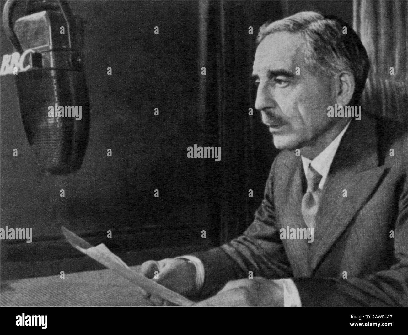 1944 , LONDRA, GRAN BRETAGNA : Il famoso COLONNELLO BUONASERA forze alleate britanniche il colonnello HAROLD STEVENS presso gli studi della BBC trasmessi a Londra , f Foto Stock