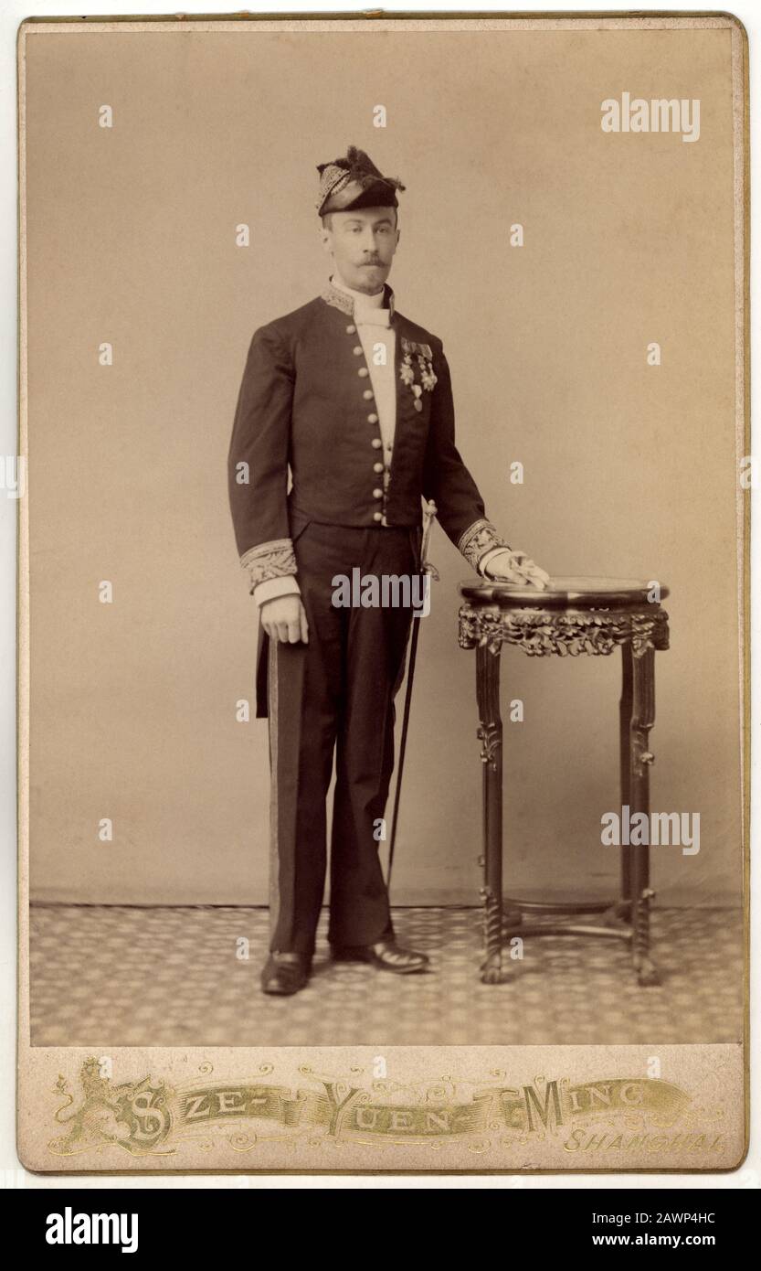 1885 CA , SHANGHAI , CINA : Undentified italian nobleman Diplomatic attaché at ITALIAN EMBASSY in SHANGAI ( Cina ). Foto Di Ze-Yuen-Ming , Shangha Foto Stock