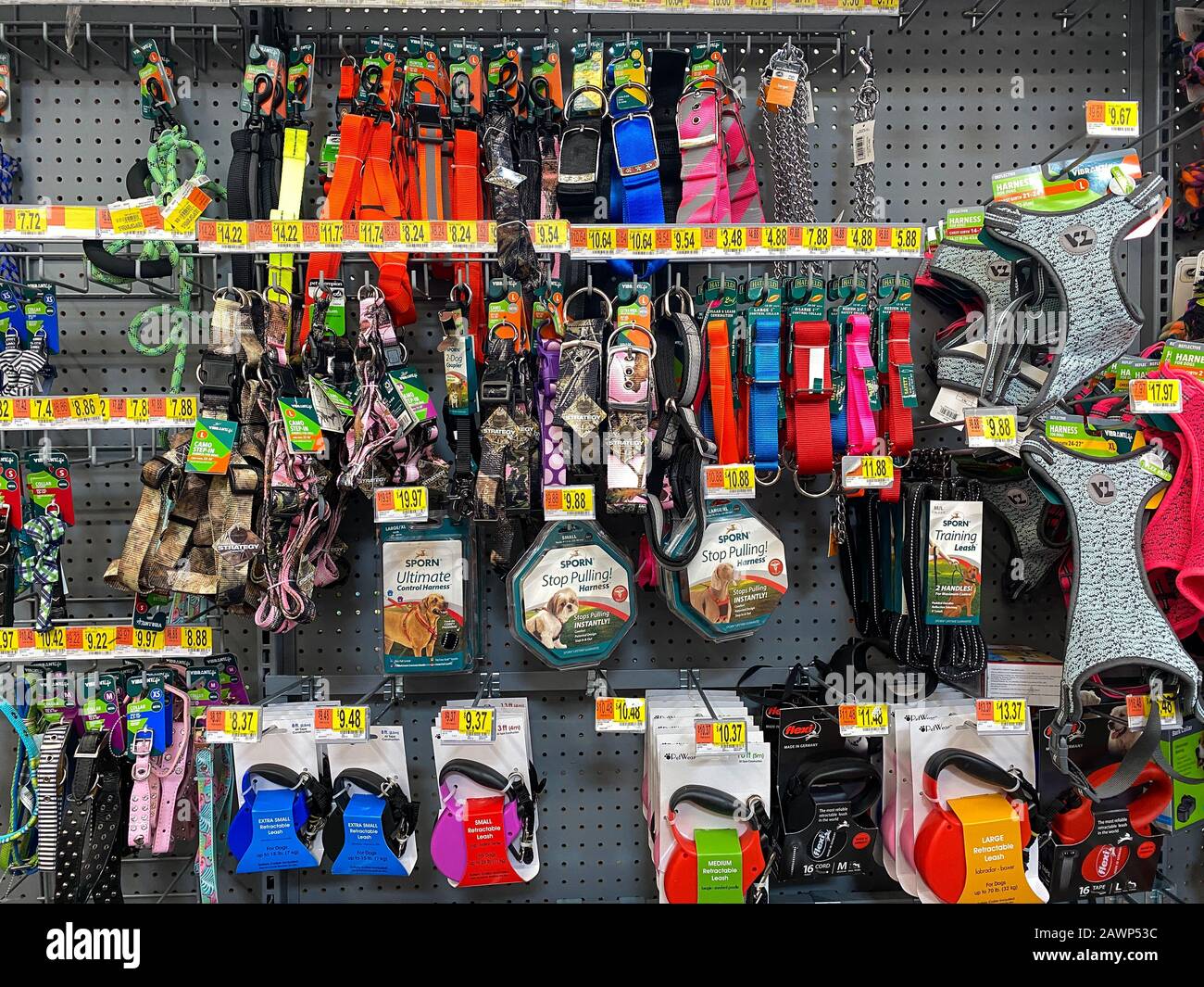 Orlando, FL/USA-2/6/20: Un'esposizione di una varietà di collari, imbracature e guinzagli del cane ad un negozio al dettaglio del Walmart che aspetta i clienti per comprare. Foto Stock