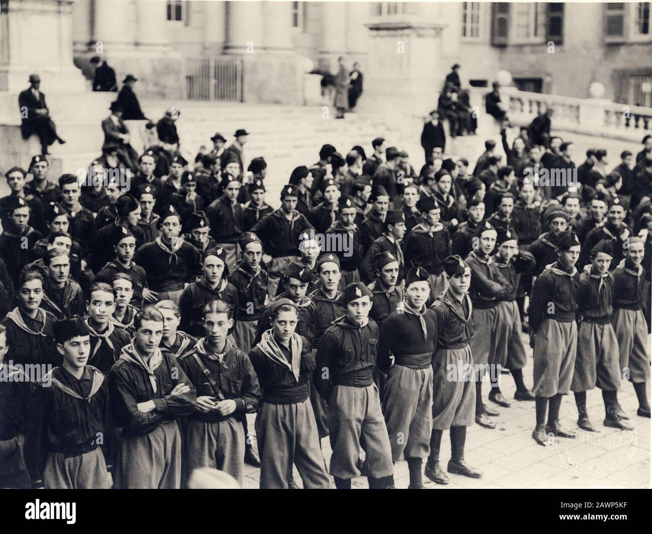 1934 , 25 febbraio , Genova , ITALIA : prima marcia a squadra Organizzazione ( le squadrre concordi in tesa del via ). Giovane fascista in un gioco atletico Foto Stock