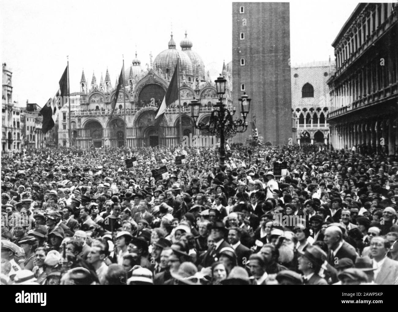 1934 , 15 giugno , VENEZIA , ITALIA : Adunata per il percorso di BENITO MUSSOLINI in PIAZZA SAN MARCO - FASCISMO - FASCSISTI - FASCISMO - VENEZIA Foto Stock