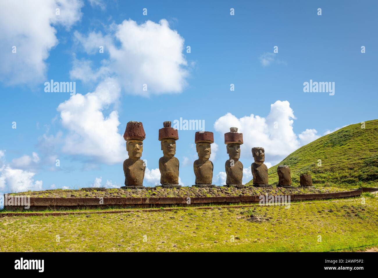 AHU Nao-Nao con la sua fila di 7 moai restaurati in piedi con nodi principali sulla spiaggia di Anakena sulla costa nord dell'isola di Pasqua (Rapa Nui), Cile Foto Stock