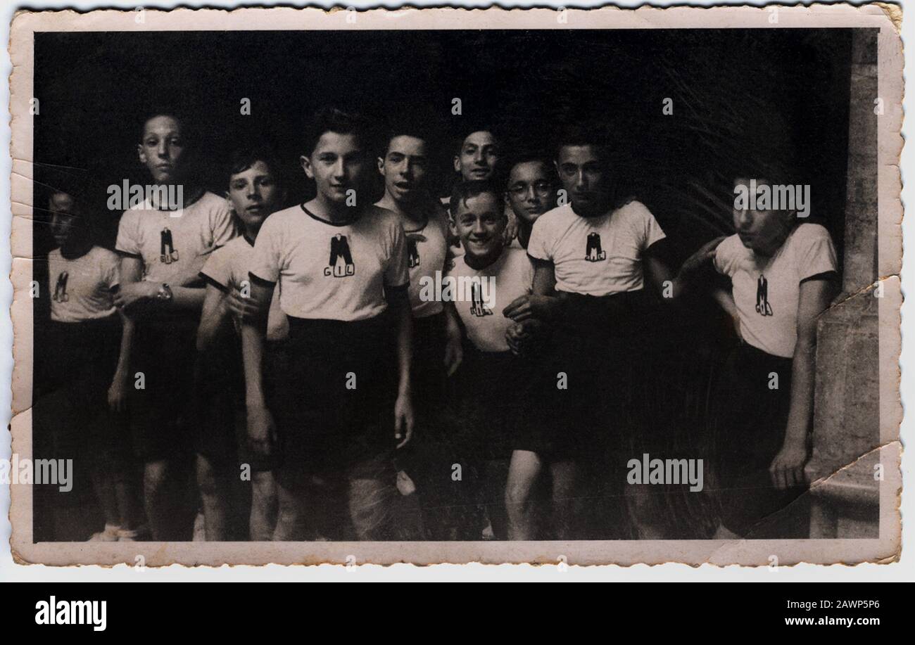 30's , ITALIA : giovani fascisti in un gioco atletico , Gioventù Italiana del Littorio ( GIL ) - G.I.L. - BALILLA MOSCHETTIERE - MOSCHETTIERI - FASCIS Foto Stock
