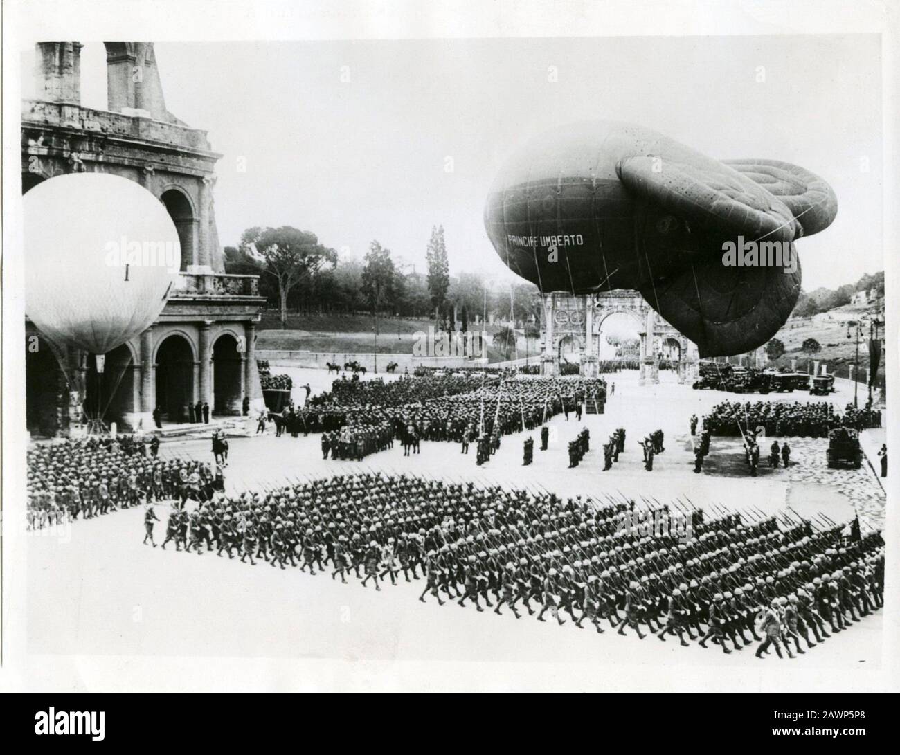 1935 , 11 giugno , ROMA , ITALIA : le truppe italiane che transitano in formazione di massa durante la dimostrazione militare in occasione del giorno DELLA COSTITUZIONE in Coliseum Place Foto Stock