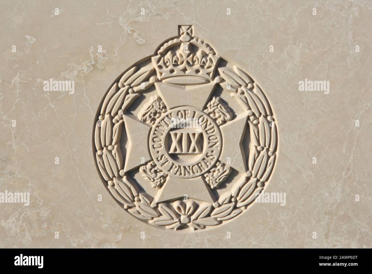 Il 19th Battaglione, Reggimento di Londra - St Pancras (1860-1961) emblema regimental su una lapide della prima guerra mondiale al cimitero di Tyne Cot a Zonnebeke, Belgio Foto Stock