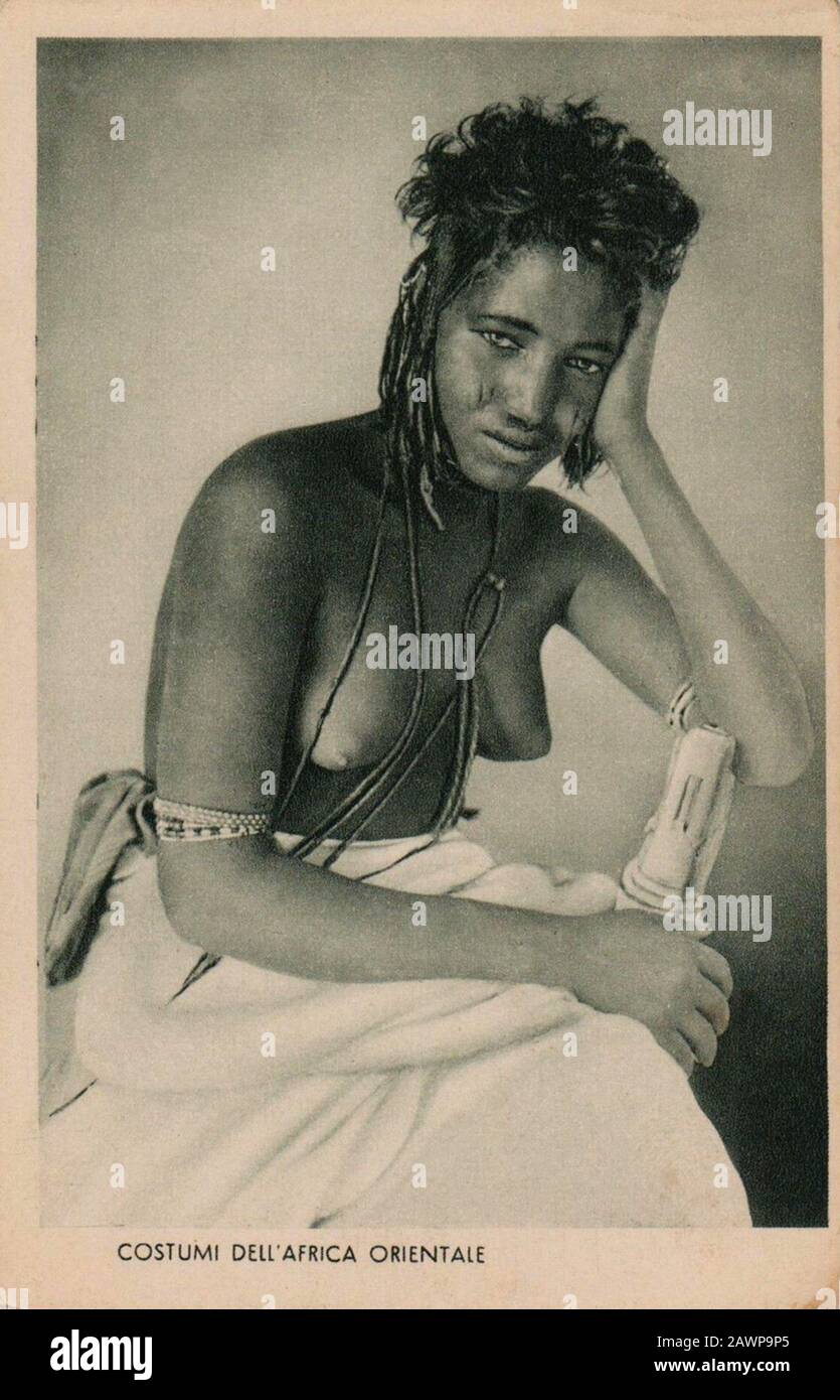 1930 ca , MOGADISCIO , SOMALIA : giovane donna somala SU CARTOLINA ITALIANA - SOMALIA ITALIANA - A.O.I. - AFRICA ORIENTALE ITALIANA - FASCISMO - FASCIS Foto Stock