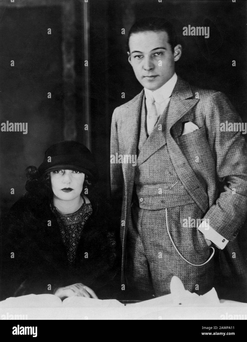 1923 , USA : l'attore italiano RUDOLPH VALENTINO ( 1895 - 1926 ) con la moglie NATACHA RAMBOVA - RODOLFO VALENTINO - AMANTE LATINO - CINEMA Foto Stock