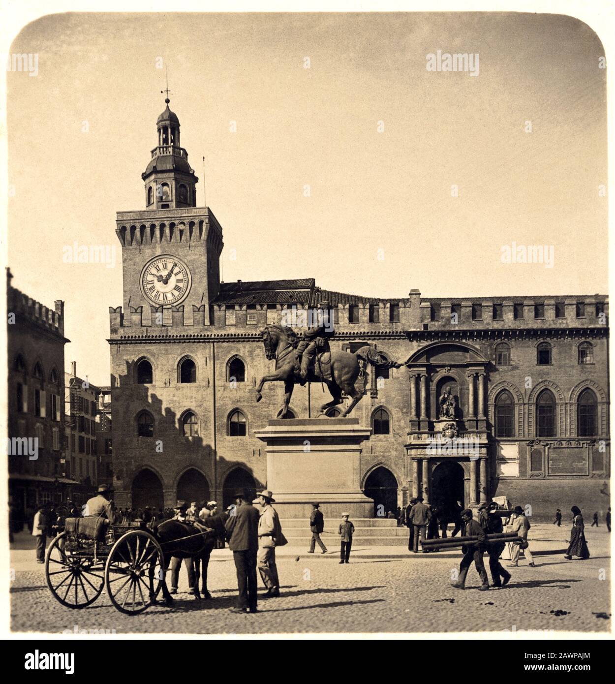 1905 ca , BOLOGNA , ITALIA : PIAZZA MAGGIORE e IL PALAZZO ACCURSIO ( Municipio ) , monumento al Re Vittorio Emanuele II di Savoia . Pho Foto Stock